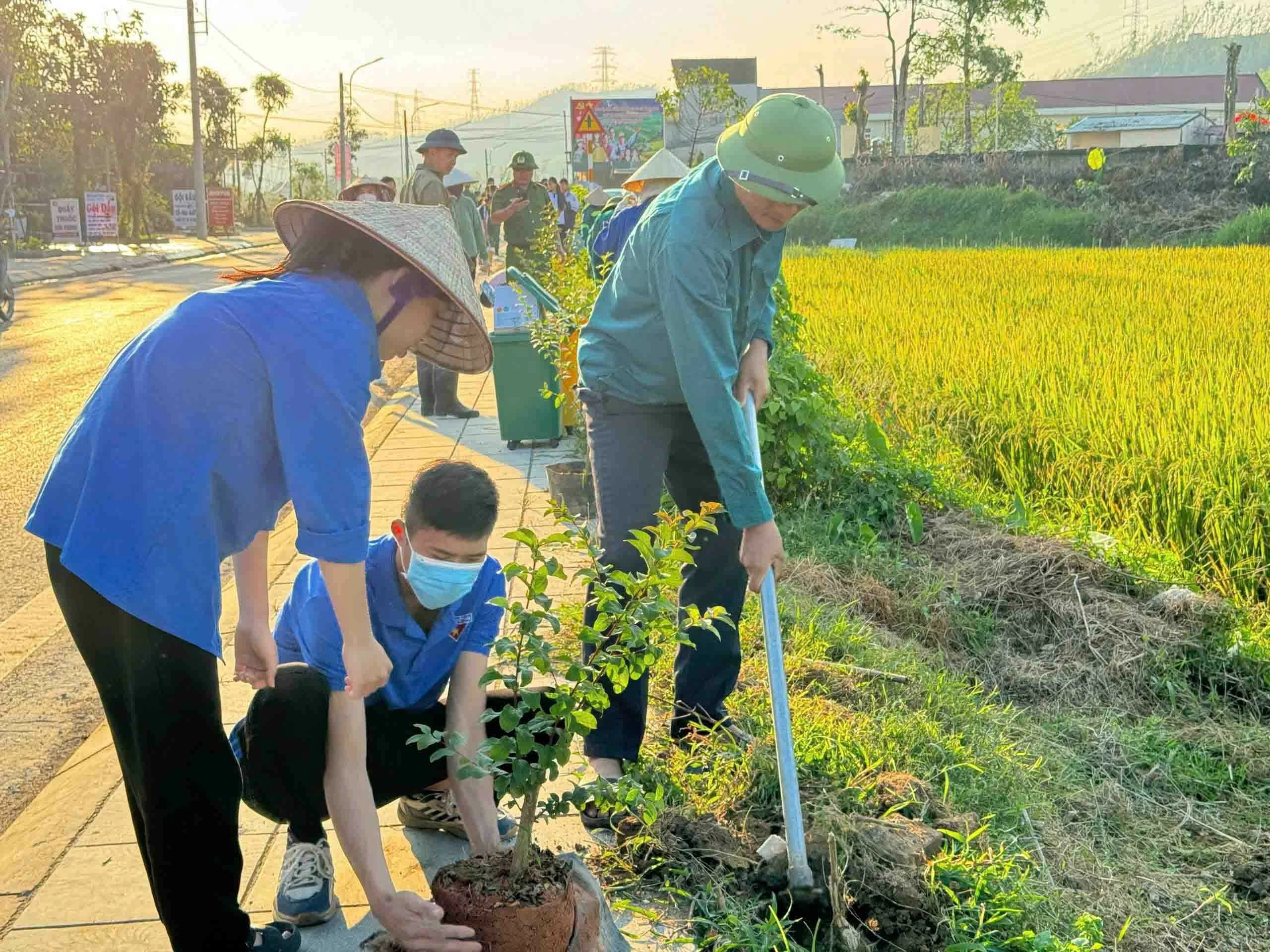 Hơn 300 đoàn viên, thanh niên TP. Hạ Long ra quân trồng hoa, vệ sinh môi trường