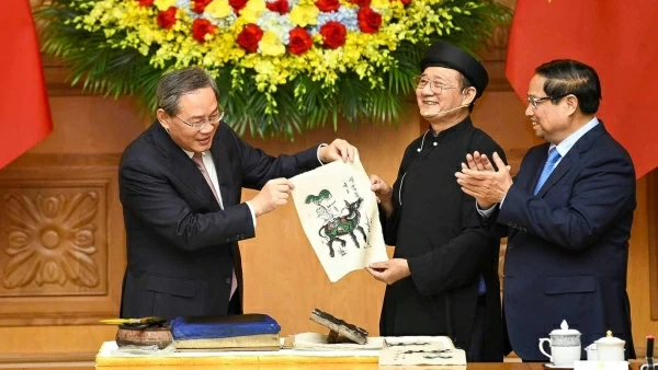 Prime Minister Pham Minh Chinh and Chinese Premier Li Qiang experience making of Dong Ho folk painting