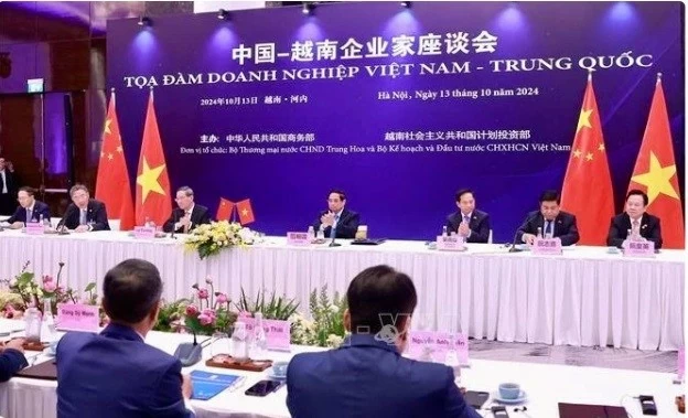 Vietnamese, Chinese leaders urge businesses to strengthen economic ties