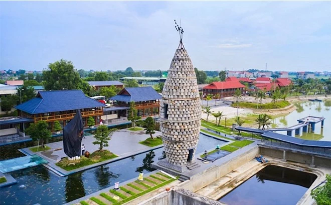 Toàn cảnh tháp Thần Nông trong khuôn viên Khu sinh thái Đông Đô Village.