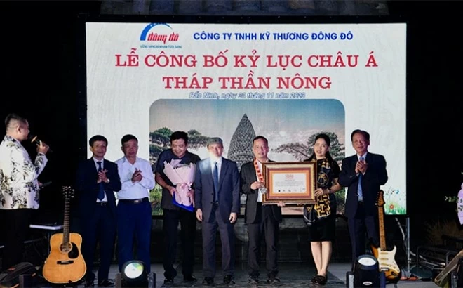 Ban tổ chức trao chứng nhận Kỷ lục châu Á Tháp Thần Nông cho ông Trần Văn Toản - Chủ tịch HĐTV Công ty TNHH Kỹ thương Đông Đô.