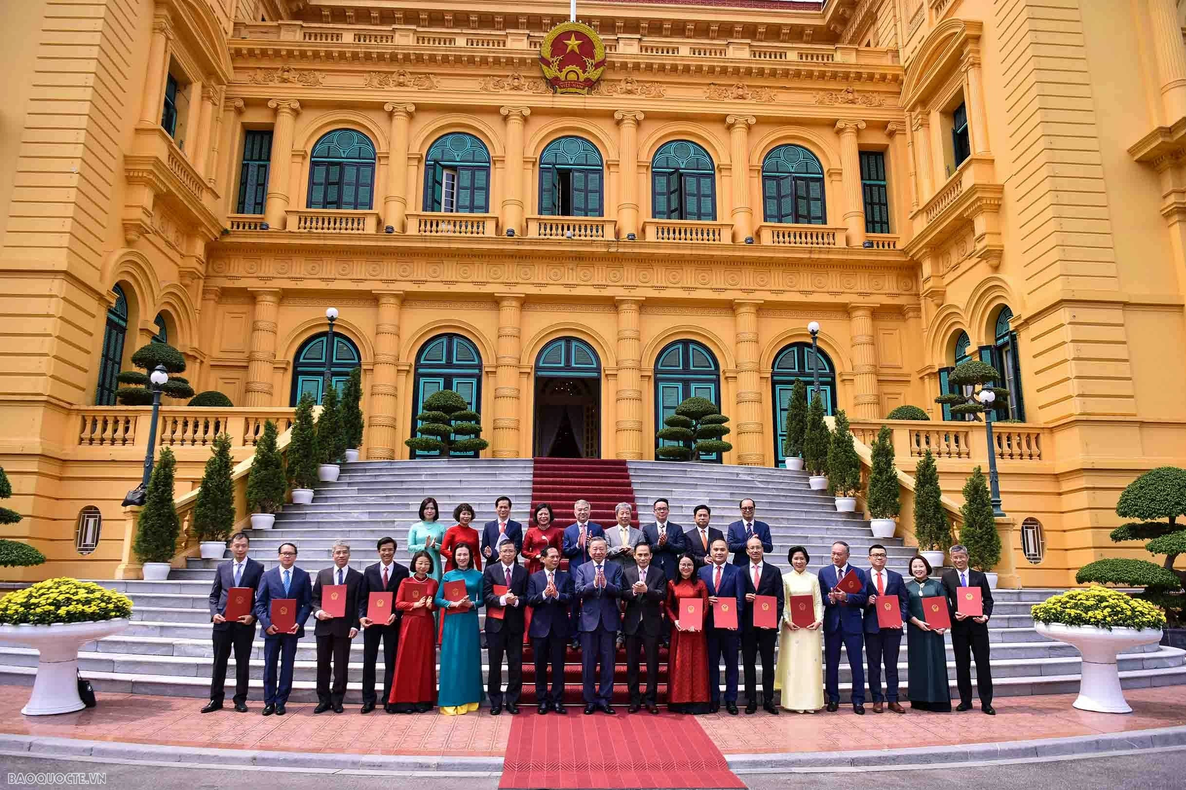 General Secretary, President To Lam presents appointment decisions to Ambassadors