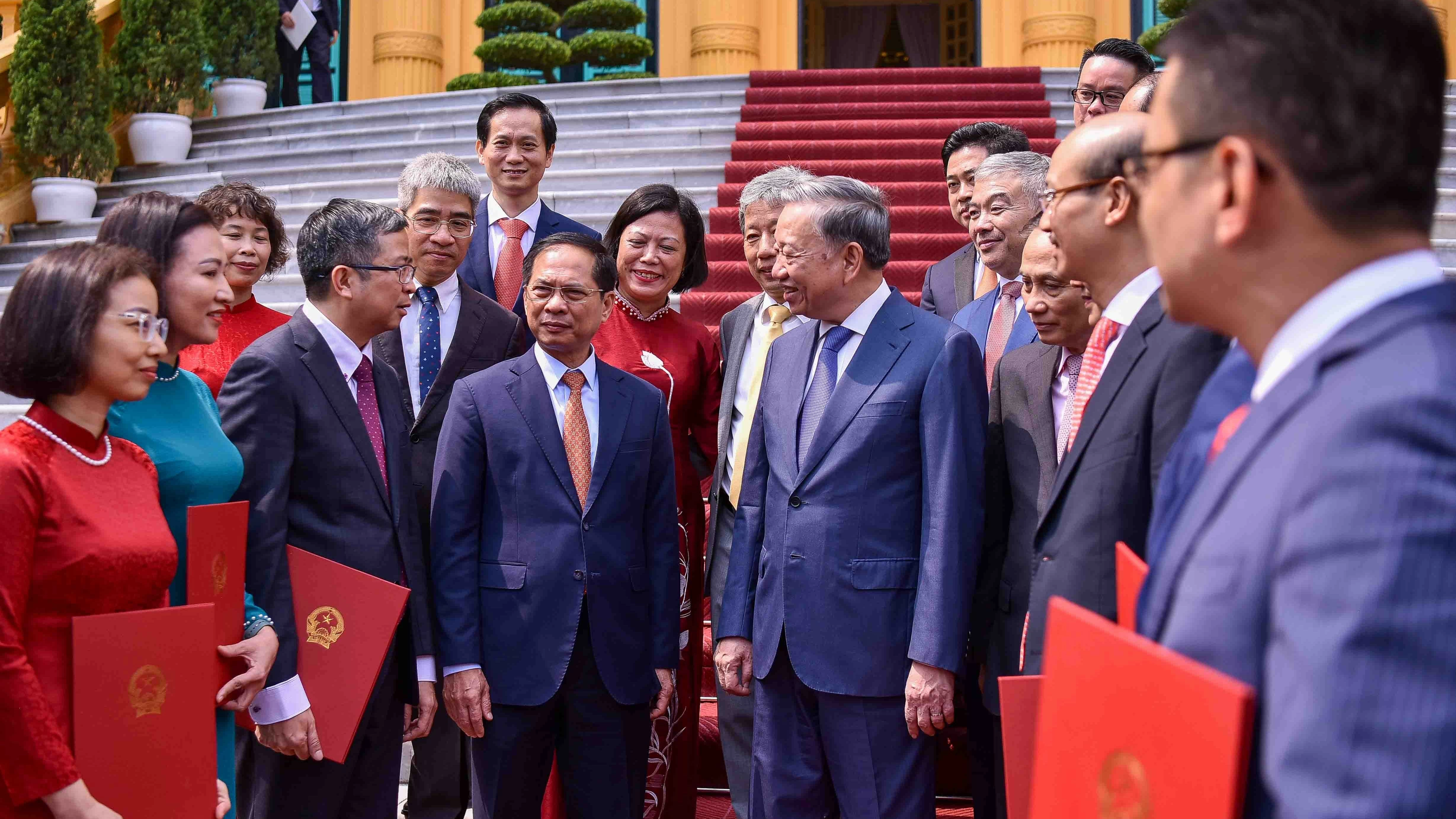 Tổng Bí thư, Chủ tịch nước Tô Lâm trao quyết định bổ nhiệm Đại sứ Việt Nam ở nước ngoài nhiệm kỳ 2024 - 2027