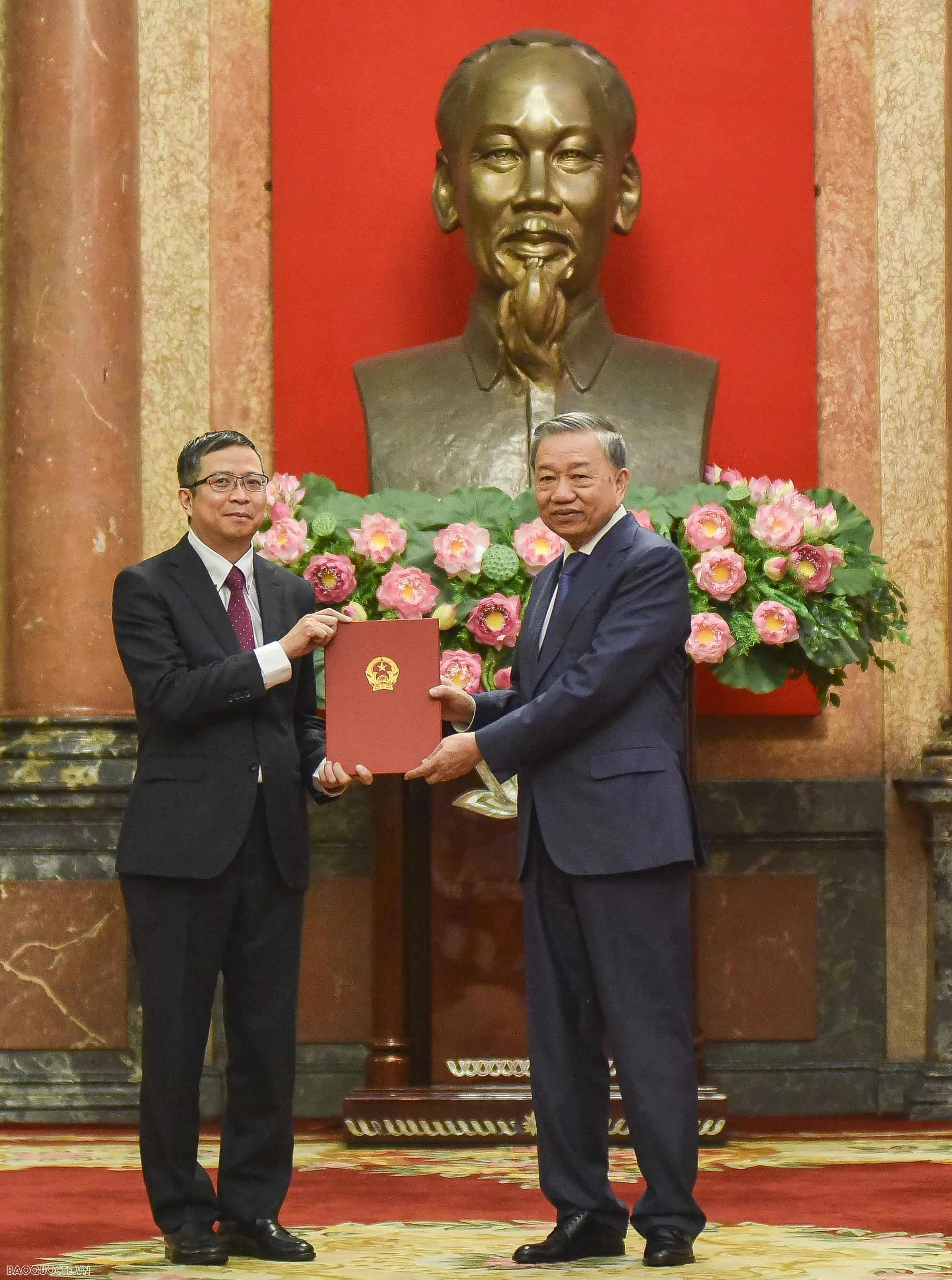 Tổng Bí thư, Chủ tịch nước Tô Lâm trao quyết định bổ nhiệm Đại nhiệm Việt Nam ở các nước nhiệm kỳ 2024   2027