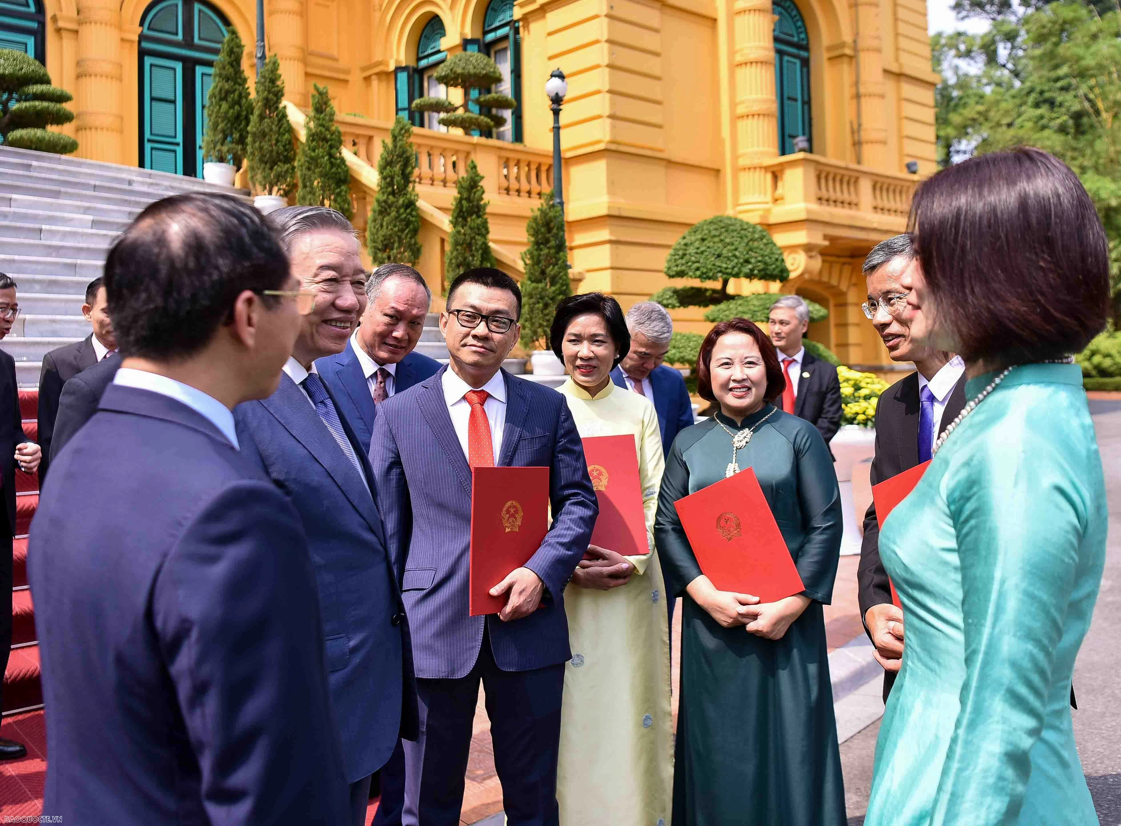 Tổng Bí thư, Chủ tịch nước Tô Lâm trao quyết định bổ nhiệm Đại nhiệm Việt Nam ở các nước nhiệm kỳ 2024   2027