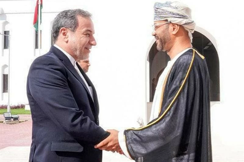 Ngoại trưởng Oman Sayyid Badr al-Busaidi (phải) tiếp Ngoại trưởng Iran Abbas Araghchi tại Muscat ngày 14/10. (Nguồn: AFP) Ngoại trưởng Oman Sayyid Badr al-Busaidi (phải) tiếp Ngoại trưởng Iran Abbas Araghchi tại Muscat ngày 14/10. (Nguồn: AFP)