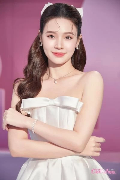 Midu Xao xuyến trước vẻ đẹp 'trong veo' của diễn viên Midu