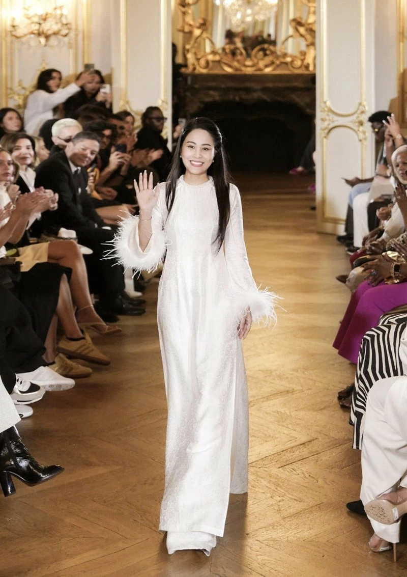 NTK Ngô Diễm Hương trong tà áo dài Việt Nam tại Paris Fashion Week