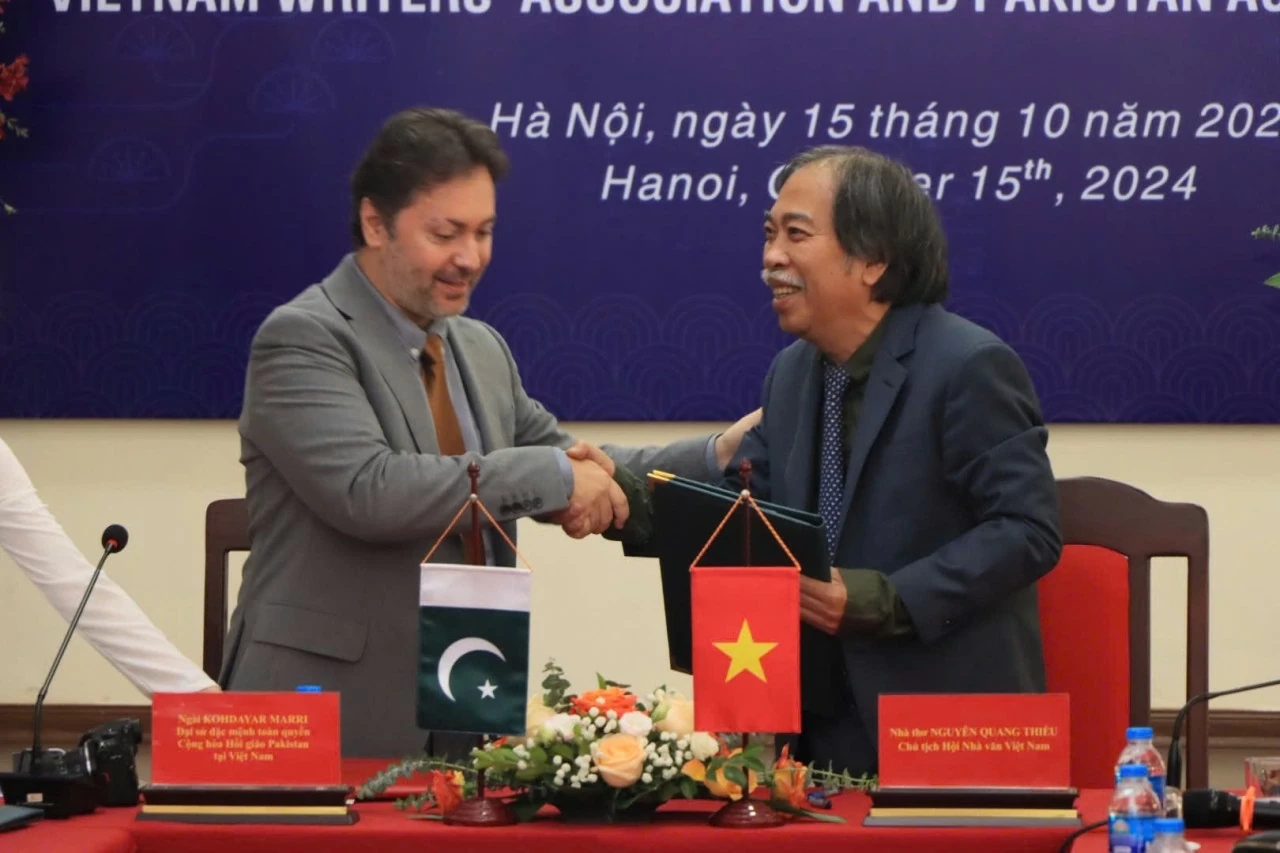 Đại diện Hội Nhà văn Việt Nam và Viện Văn học Pakistan ký kết Biên bản ghi nhớ hợp tác Đại diện Hội Nhà văn Việt Nam và Viện Văn học Pakistan ký kết Biên bản ghi nhớ hợp tác