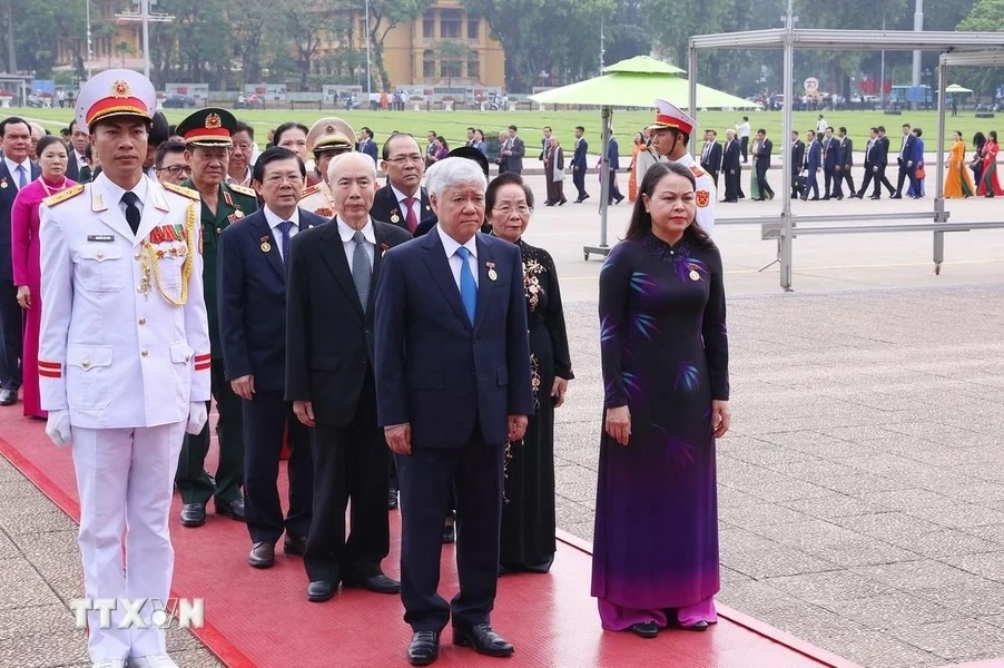 Đoàn đại biểu dự Đại hội toàn quốc Mặt trận Tổ quốc Việt Nam vào Lăng viếng Bác