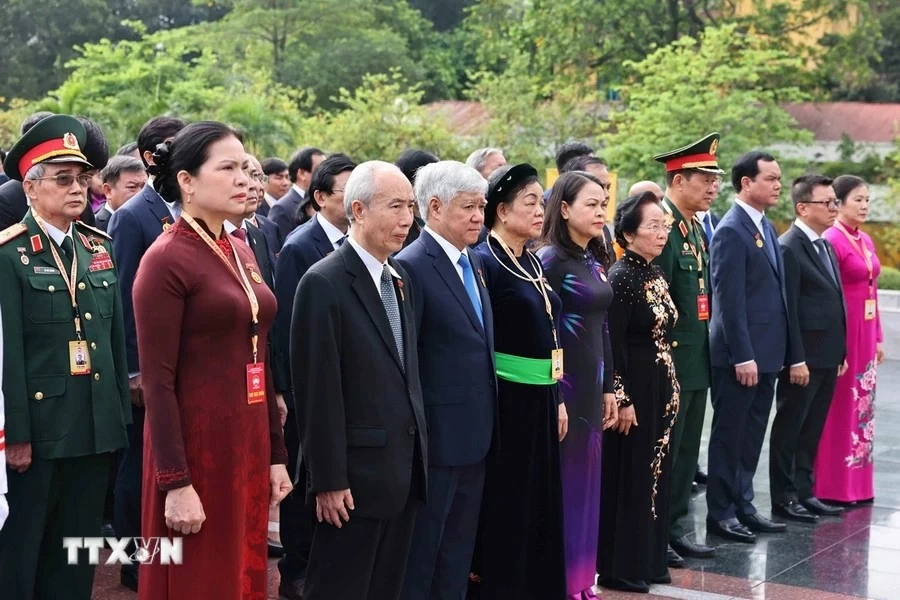 Đoàn đại biểu dự Đại hội toàn quốc Mặt trận Tổ quốc Việt Nam vào Lăng viếng Bác