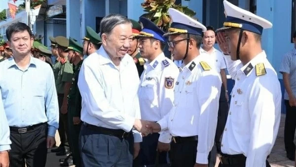 General Secretary, President To Lam visits island Con Co in Quang Tri province