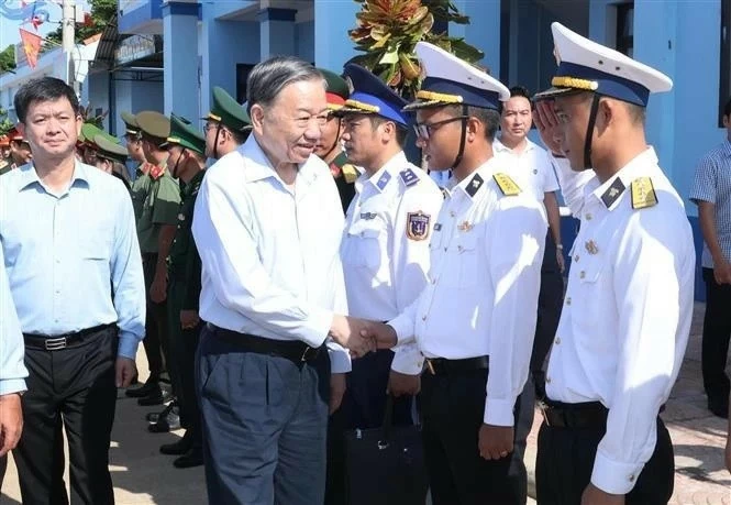 General Secretary, President To Lam visits island Con Co in Quang Tri province