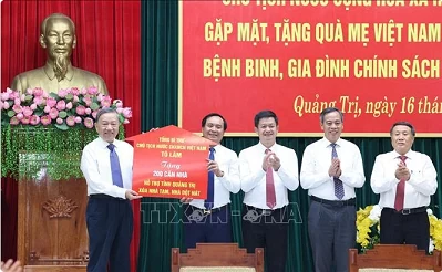 Party, State leader presents gifts to heroic mothers, war veterans in Quang Tri