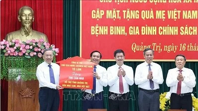 Party, State leader presents gifts to Quang Tri's heroic mothers, war veterans