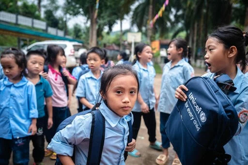 Bà Silvia Danailov, Trưởng đại diện UNICEF Việt Nam thăm trẻ em ở Yên Bái sau bão Yagi