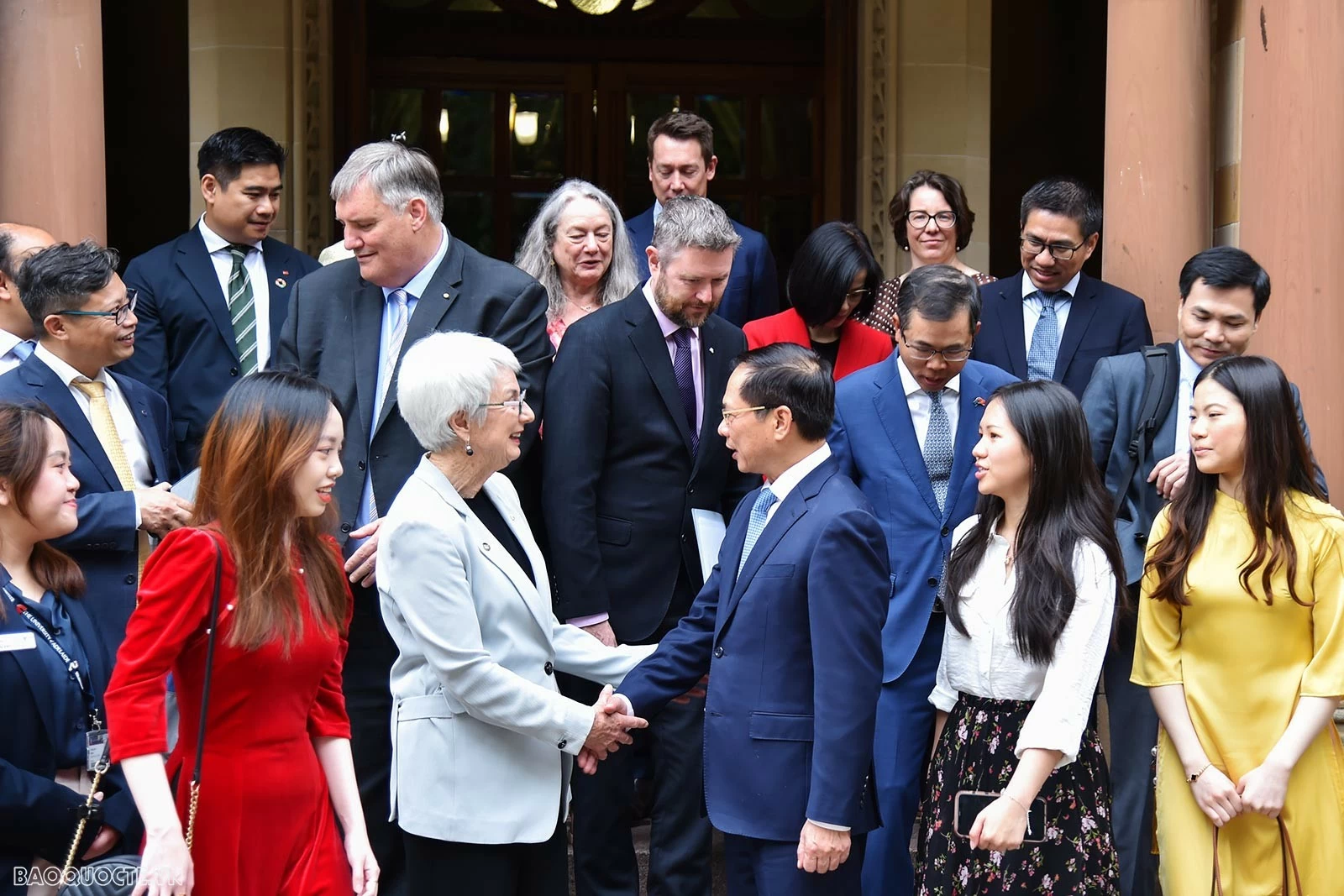 Deputy PM, FM Bui Thanh Son and Australian Minister Don Farrell hold a meeting in Adelaide