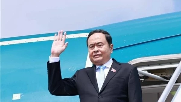 NA Chairman Tran Thanh Man left Hanoi for official visit to Laos, attendance at AIPA-45