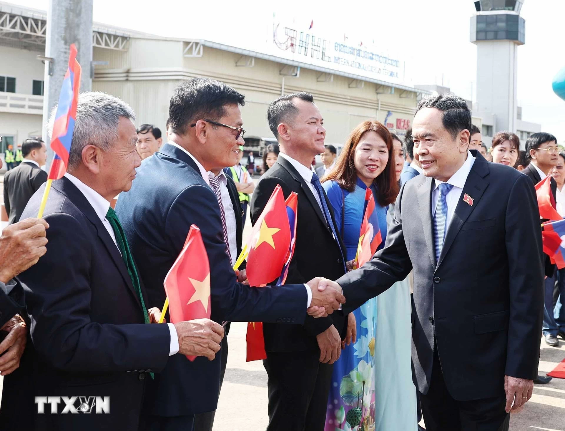 Chủ tịch Quốc hội Trần Thanh Mẫn đến thủ đô Vientiane, bắt đầu thăm chính thức Lào và tham dự AIPA-45