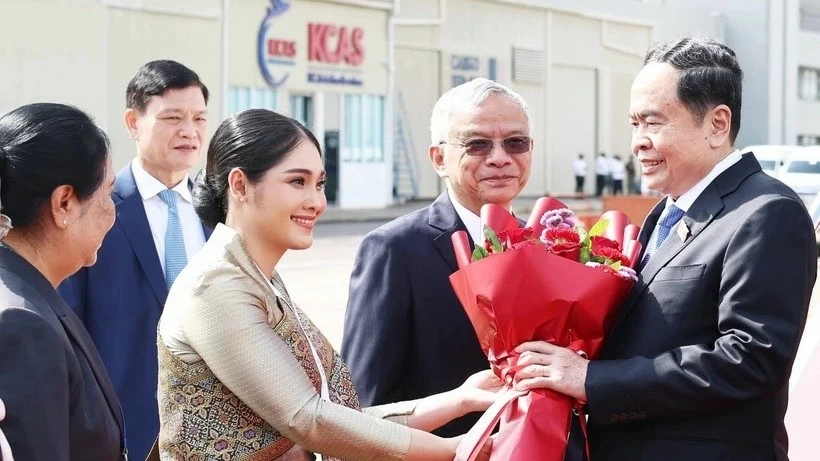 NA Chairman Tran Thanh Man arrives in Vientiane for official visit to Laos, attendance at AIPA-45