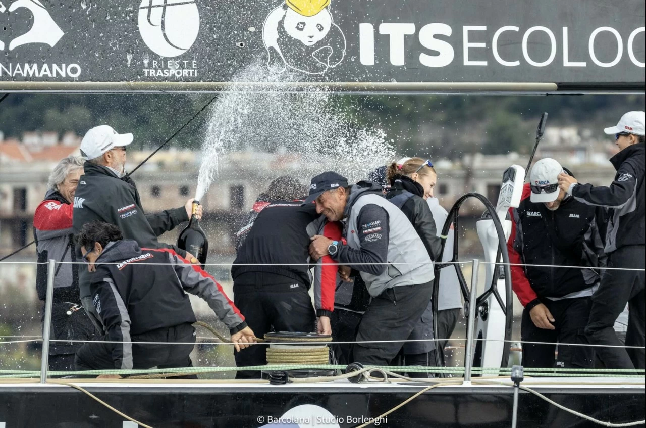 Italy: Mãn nhãn với giải đua thuyền buồm lớn nhất thế giới Barcolana Regatta