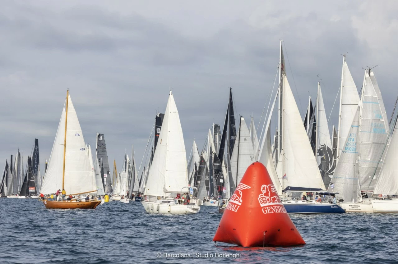 Italy: Mãn nhãn với giải đua thuyền buồm lớn nhất thế giới Barcolana Regatta