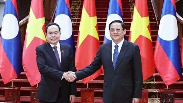 NA Chairman Tran Thanh Man meets with Lao Prime Minister Sonexay Siphandone in Vientiane