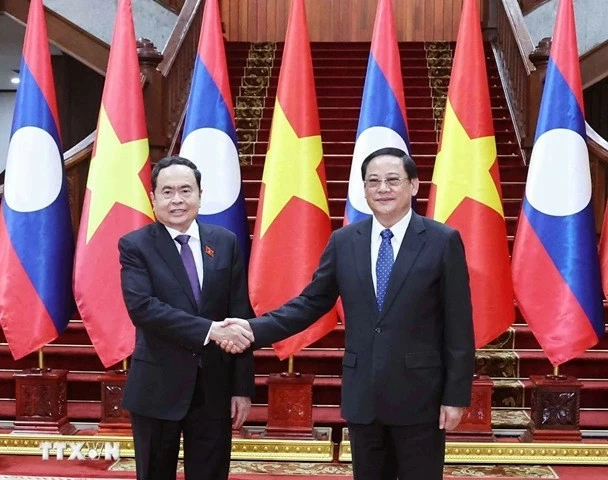 NA Chairman Tran Thanh Man meets with Lao Prime Minister Sonexay Siphandone in Vientiane