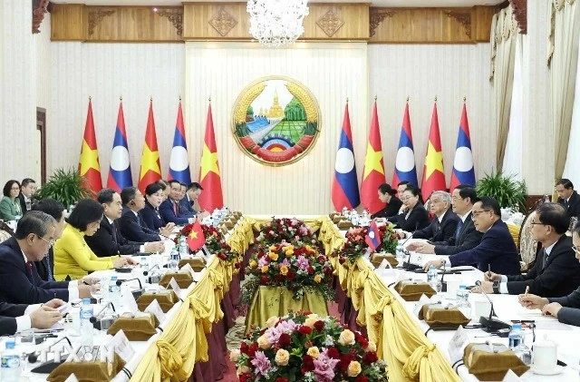 NA Chairman Tran Thanh Man meets with Lao Prime Minister Sonexay Siphandone in Vientiane