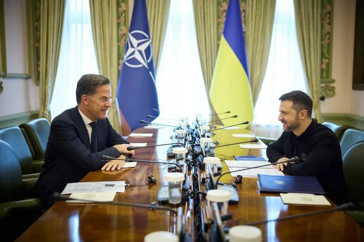 Tổng thư ký NATO Mark Rutte và Tổng thống Ukraine Volodymyr Zelensky trong cuộc họp tại Kiev vào ngày 3/10.