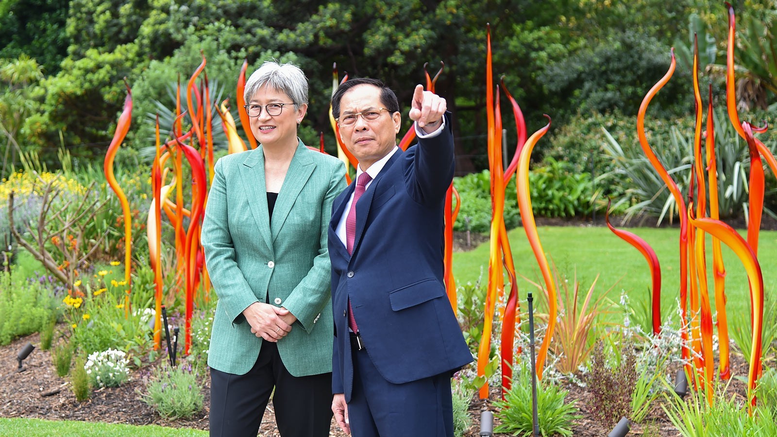 pho thu tuong bo truong ngoai giao bui thanh son va bo truong ngoai giao australia penny wong di dao vuon thuc vat adelaide