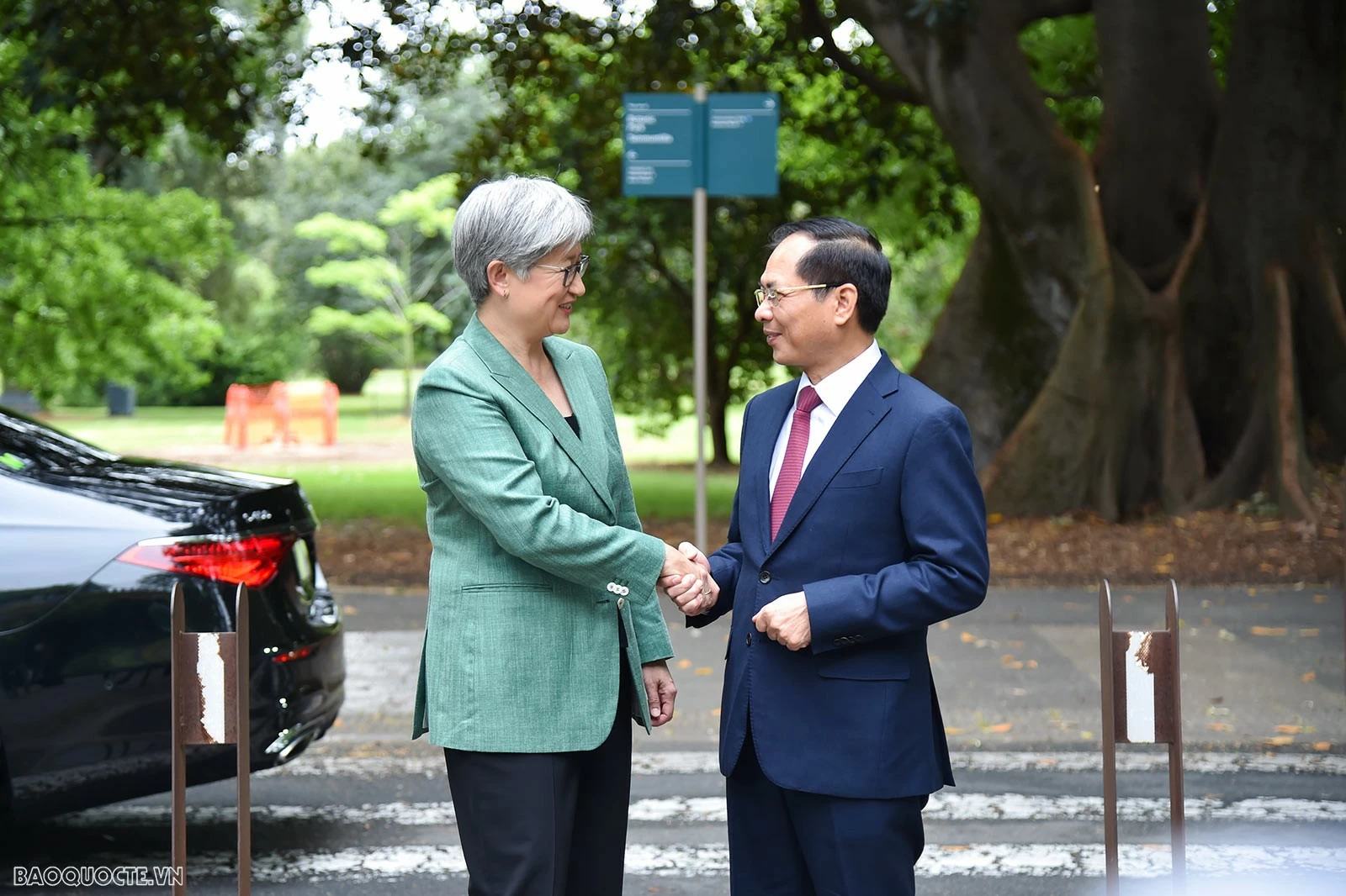 Phó Thủ tướng, Bộ trưởng Ngoại giao Bùi Thanh Sơn và Bộ trưởng Ngoại giao Australia Penny Wong đi dạo, bàn quan hệ hai nước