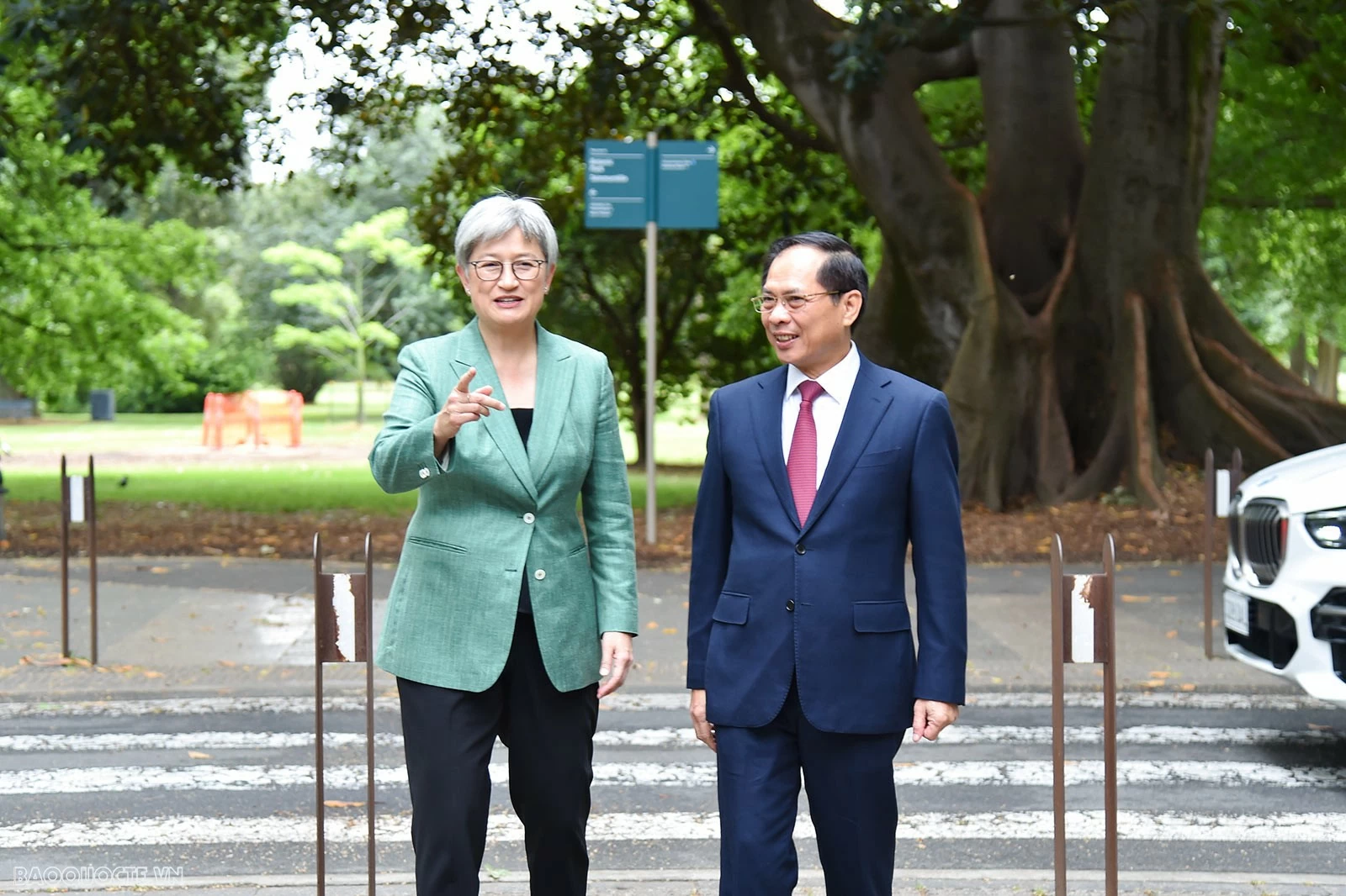 Phó Thủ tướng, Bộ trưởng Ngoại giao Bùi Thanh Sơn và Bộ trưởng Ngoại giao Australia Penny Wong đi dạo, bàn quan hệ hai nước