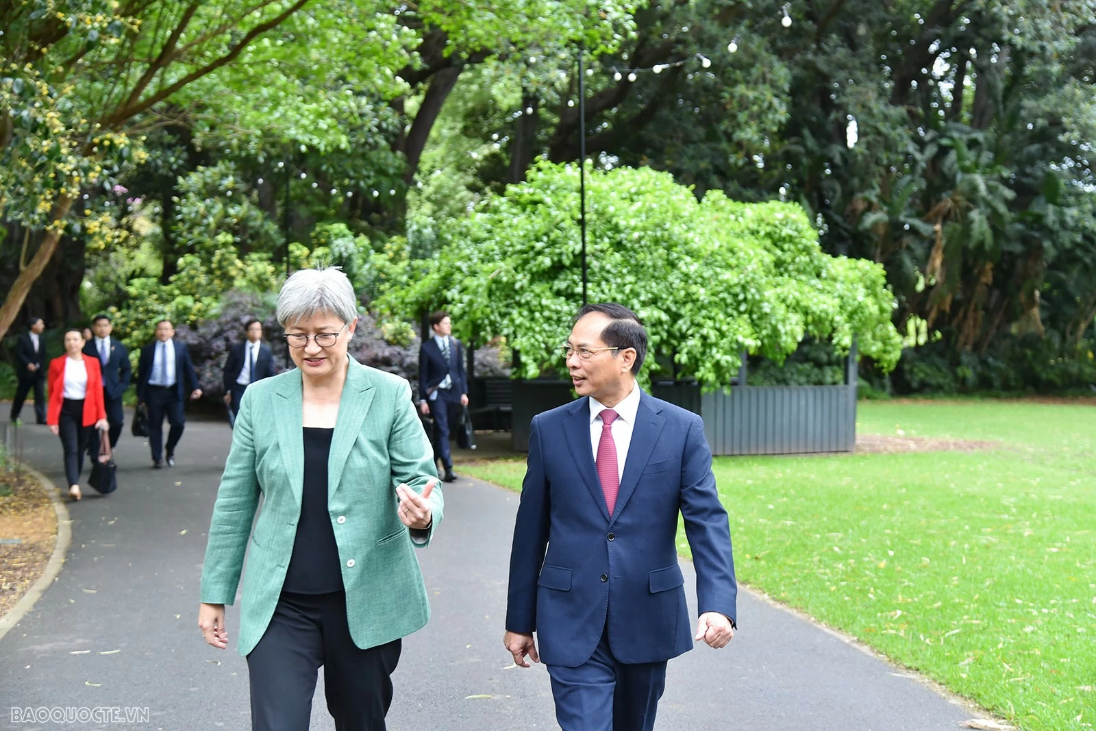 Phó Thủ tướng, Bộ trưởng Ngoại giao Bùi Thanh Sơn và Bộ trưởng Ngoại giao Australia Penny Wong đi dạo, bàn quan hệ hai nước