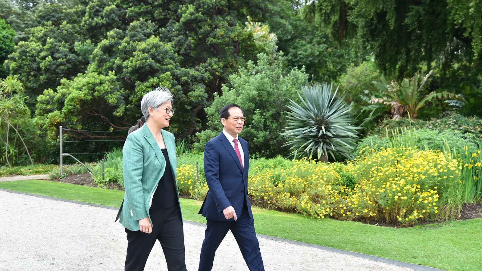 Phó Thủ tướng, Bộ trưởng Ngoại giao Bùi Thanh Sơn và Bộ trưởng Ngoại giao Australia Penny Wong đi dạo, bàn quan hệ hai nước