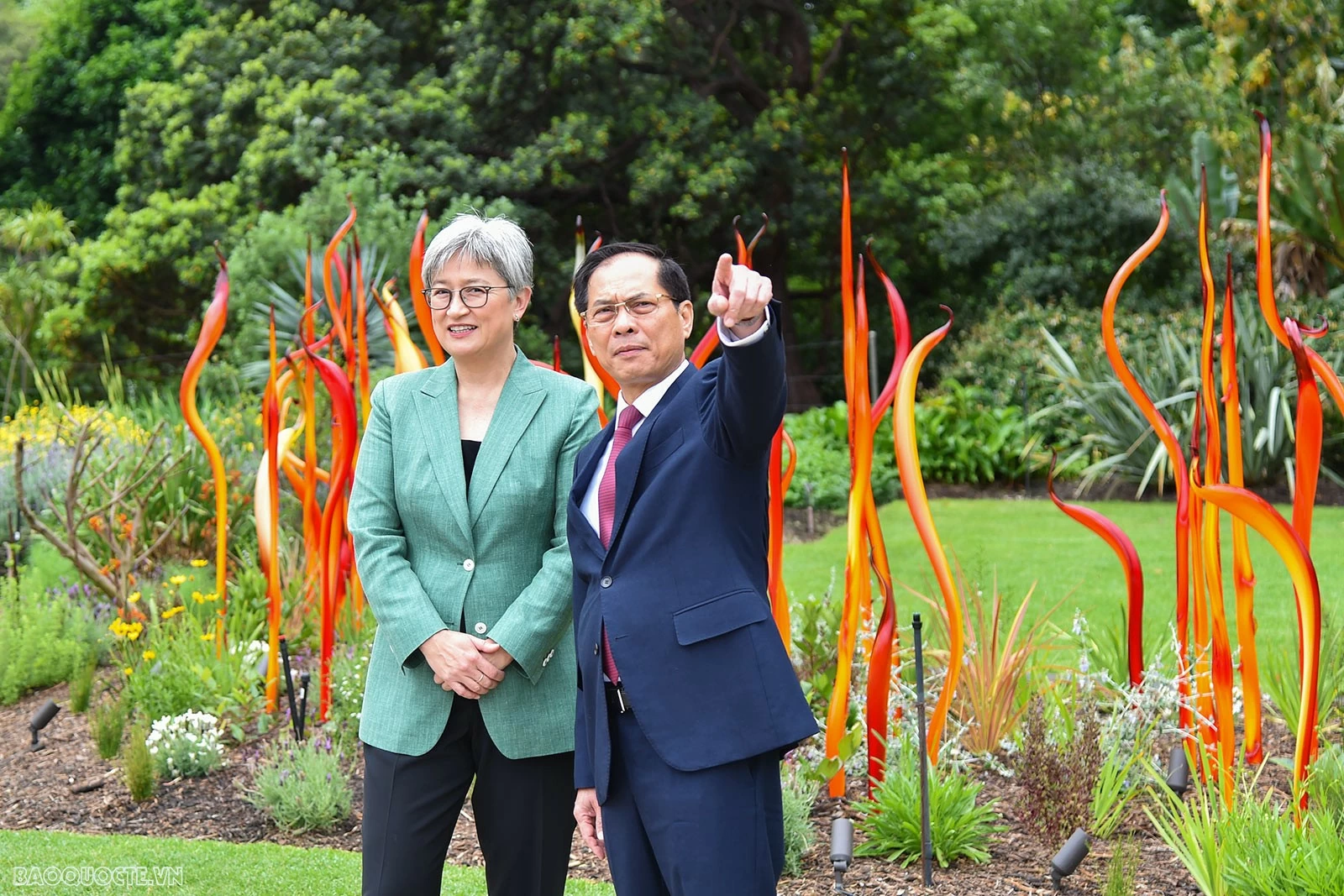 Phó Thủ tướng, Bộ trưởng Ngoại giao Bùi Thanh Sơn và Bộ trưởng Ngoại giao Australia Penny Wong đi dạo, bàn quan hệ hai nước