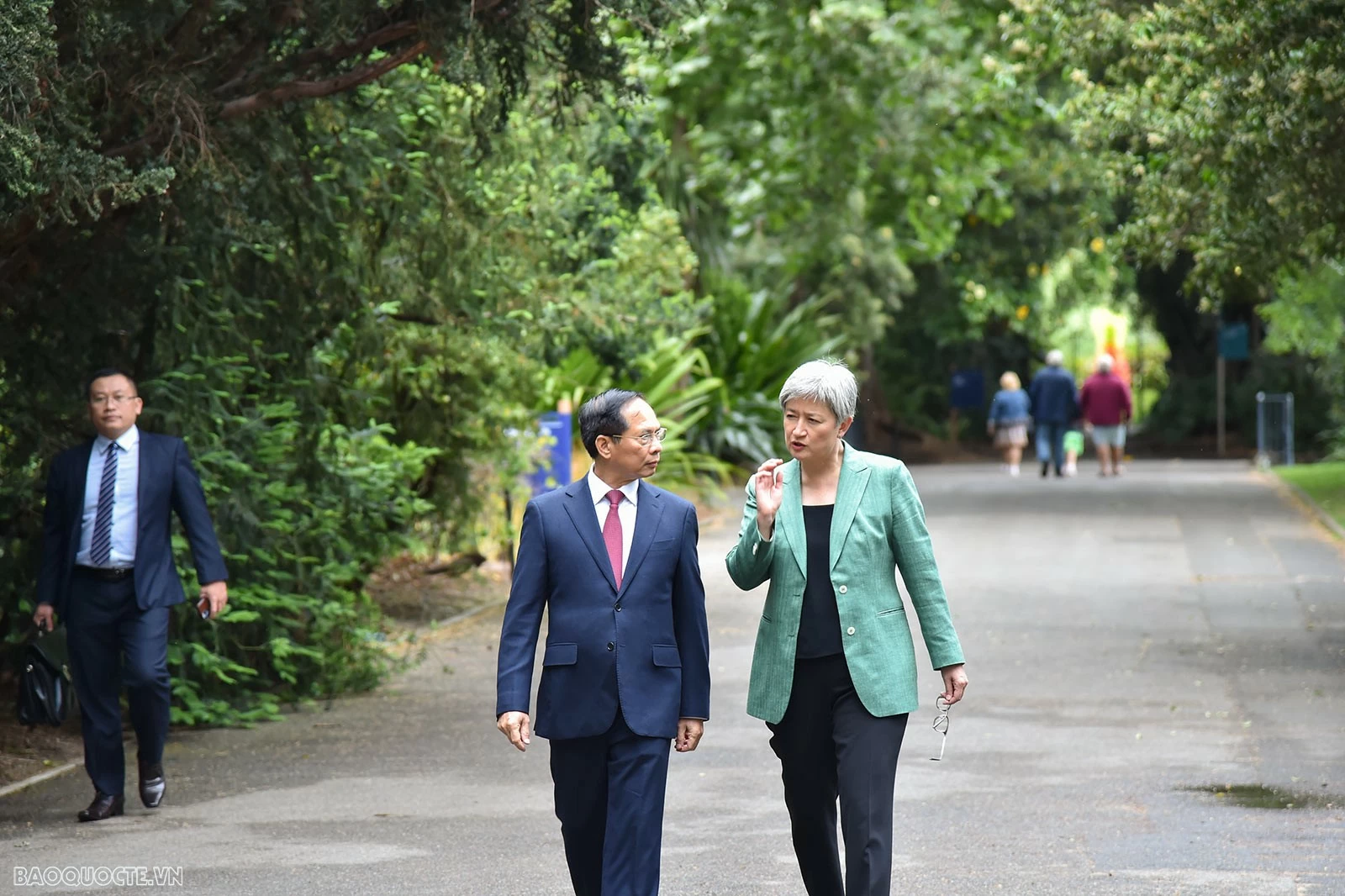 Phó Thủ tướng, Bộ trưởng Ngoại giao Bùi Thanh Sơn và Bộ trưởng Ngoại giao Australia Penny Wong đi dạo, bàn quan hệ hai nước