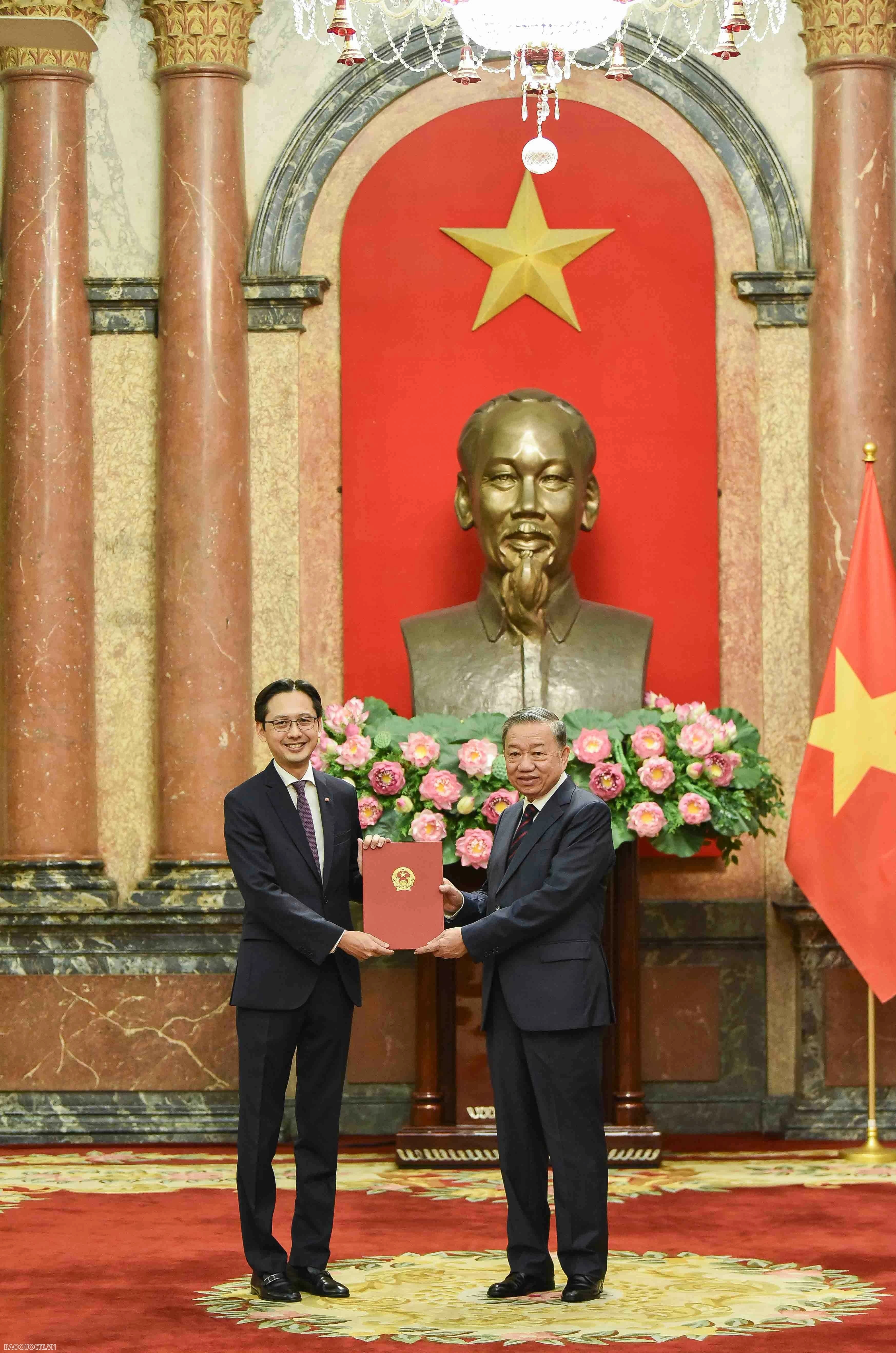 Tổng Bí thư, Chủ tịch nước trao quyết định bổ nhiệm Đại sứ, Trưởng đại diện Việt Nam ở nước ngoài