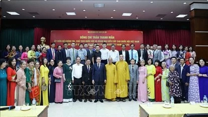 NA Chairman Tran Thanh Man meets representatives of Vietnamese community in Laos