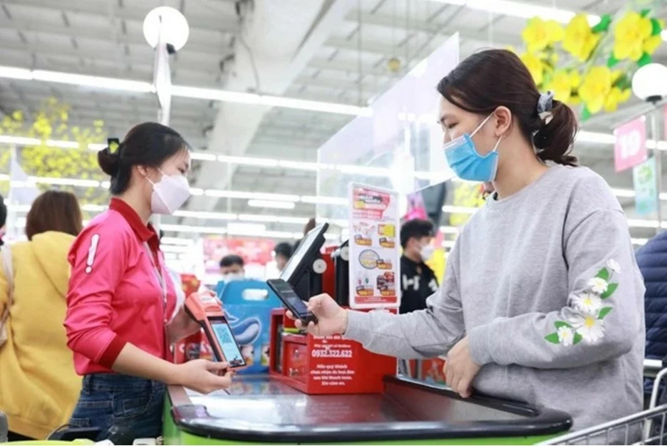 Cashless payment at Big C Thang Long. (Photo: laodong.vn)