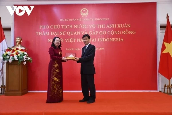 Phó Chủ tịch nước Võ Thị Ánh Xuân thăm Đại sứ quán Việt Nam nhân dịp dự Lễ nhậm chức Tổng thống Indonesia