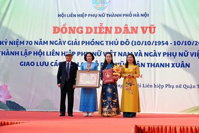 Màn đồng diễn dân vũ áo dài có số lượng phụ nữ tham gia nhiều nhất Việt Nam Màn đồng diễn dân vũ áo dài có số lượng phụ nữ tham gia nhiều nhất Việt Nam