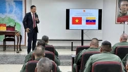 Đại sứ Vũ Trung Mỹ nói chuyện về chính sách đối ngoại và quốc phòng Việt Nam tại Venezuela