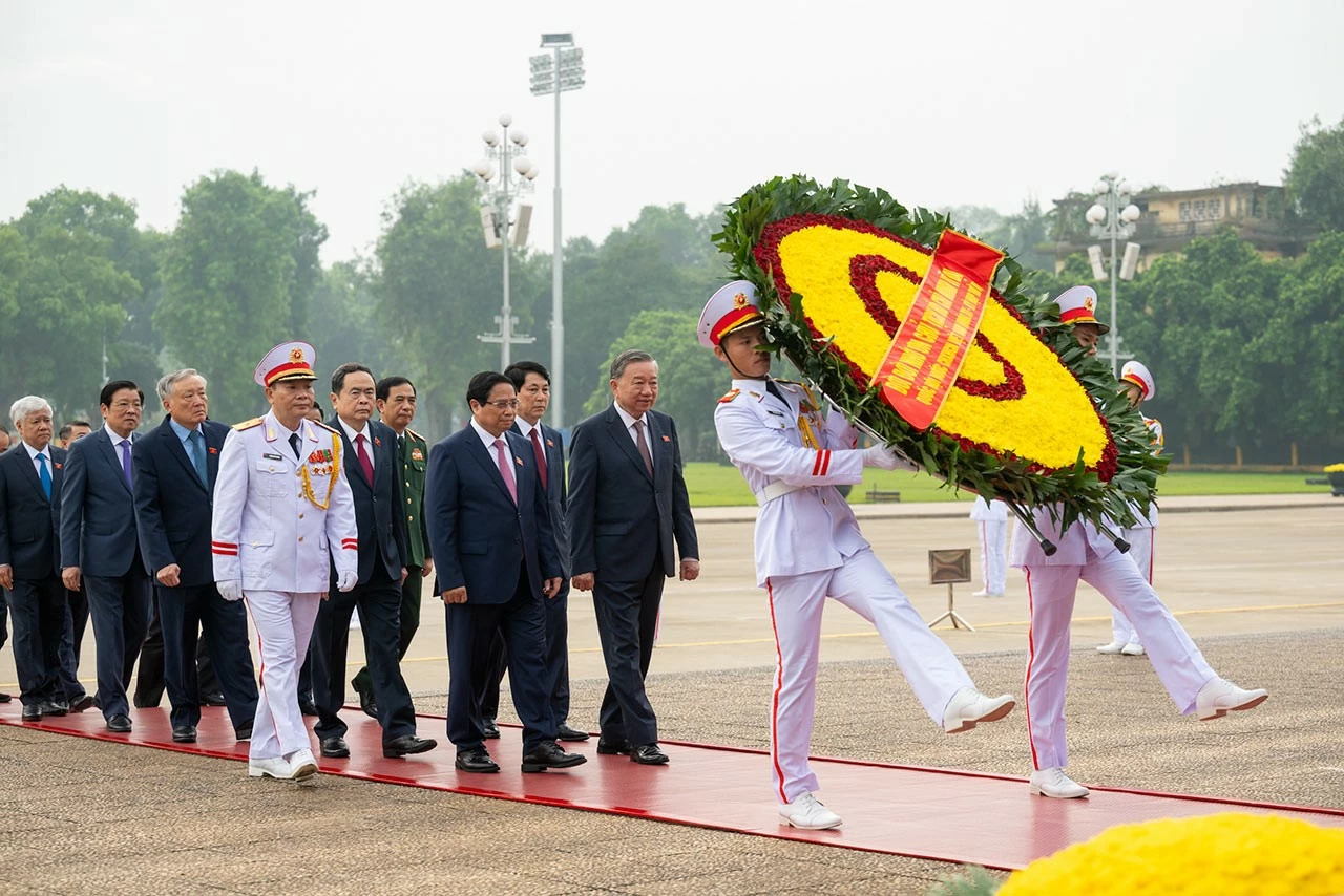 Các đồng chí lãnh đạo Đảng, Nhà nước cùng đại biểu Quốc hội đặt vòng hoa và vào Lăng viếng Chủ tịch Hồ Chí Minh.