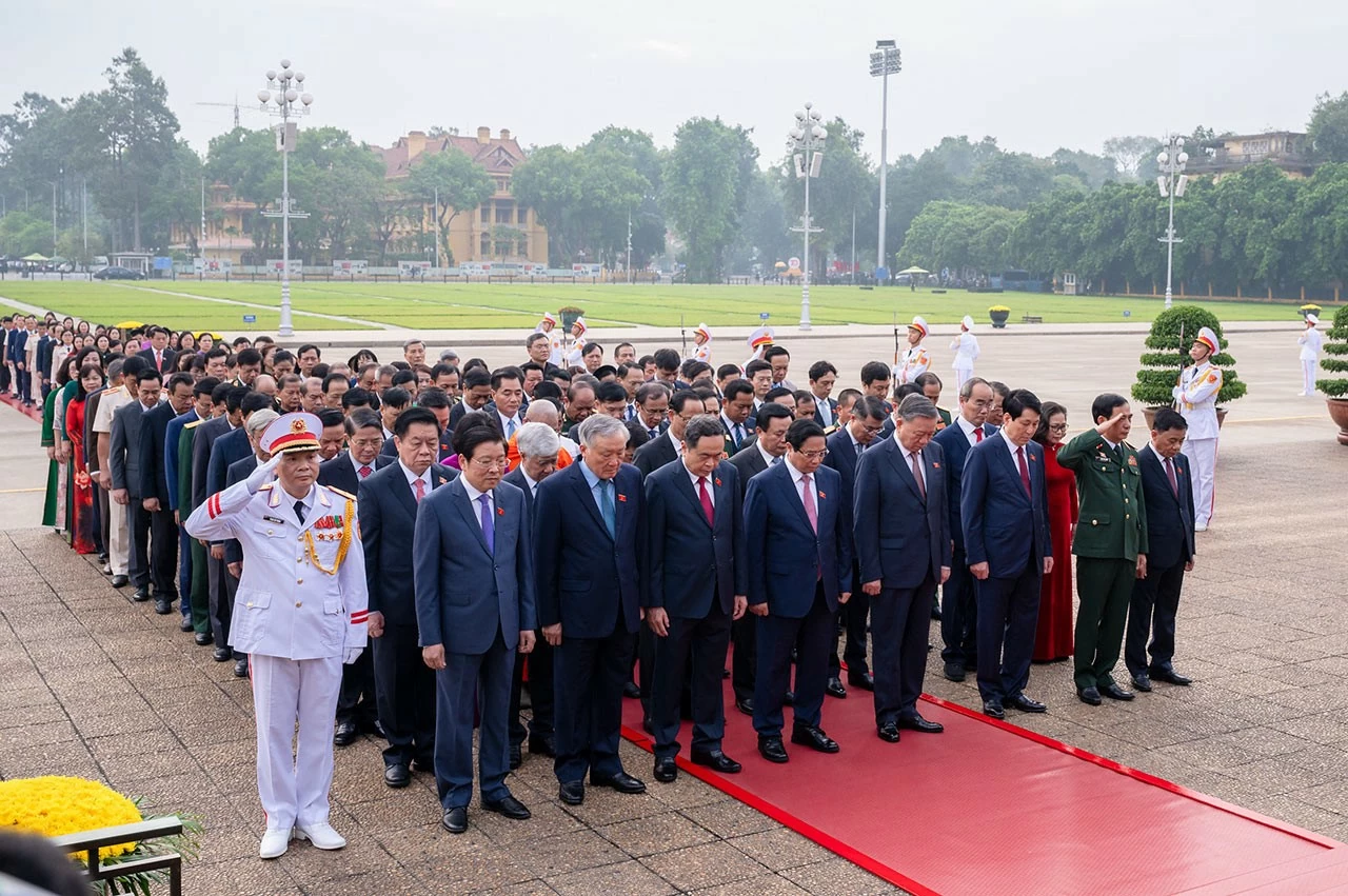 Các đồng chí lãnh đạo Đảng, Nhà nước, các đại biểu Quốc hội kính cẩn nghiêng mình, tỏ lòng biết ơn vô hạn, lòng thành kính tưởng nhớ công lao to lớn của Chủ tịch Hồ Chí Minh