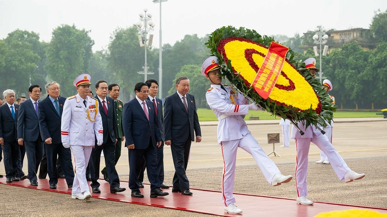 Các đại biểu Quốc hội vào Lăng viếng Chủ tịch Hồ Chí Minh trước khai mạc Kỳ họp thứ 8, Quốc hội khoá XV