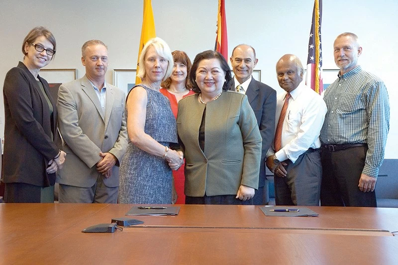 Dr. Tran Nguyen Thy Binh at the signing ceremony of comprehensive cooperation in training graduate, master, and doctoral programs between the American University in Vietnam - AUV and representatives of prestigious US universities.