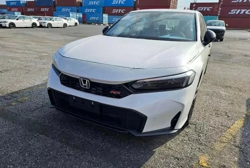 Honda Civic 2025 tại cảng Hải Phòng, trong ảnh là phiên bản RS.