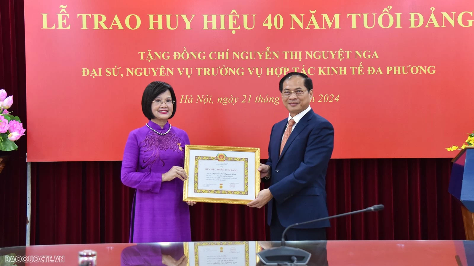 Đảng bộ Bộ Ngoại giao trao tặng Huy hiệu 40 năm tuổi Đảng cho đồng chí Nguyễn Thị Nguyệt Nga