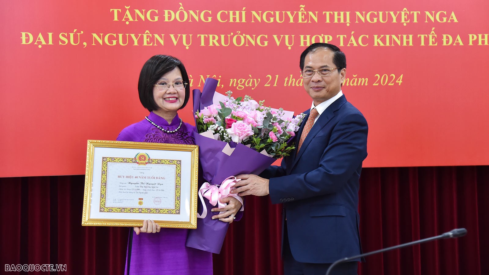 dang bo bo ngoai giao trao tang huy hieu 40 nam tuoi dang cho dong chi nguyen thi nguyet nga